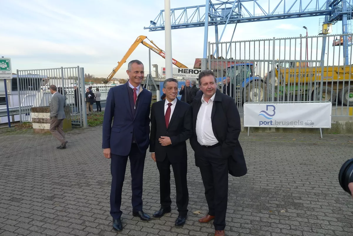 Docks Bruxsel a choisi la voie d’eau pour évacuer les terres de son chantier