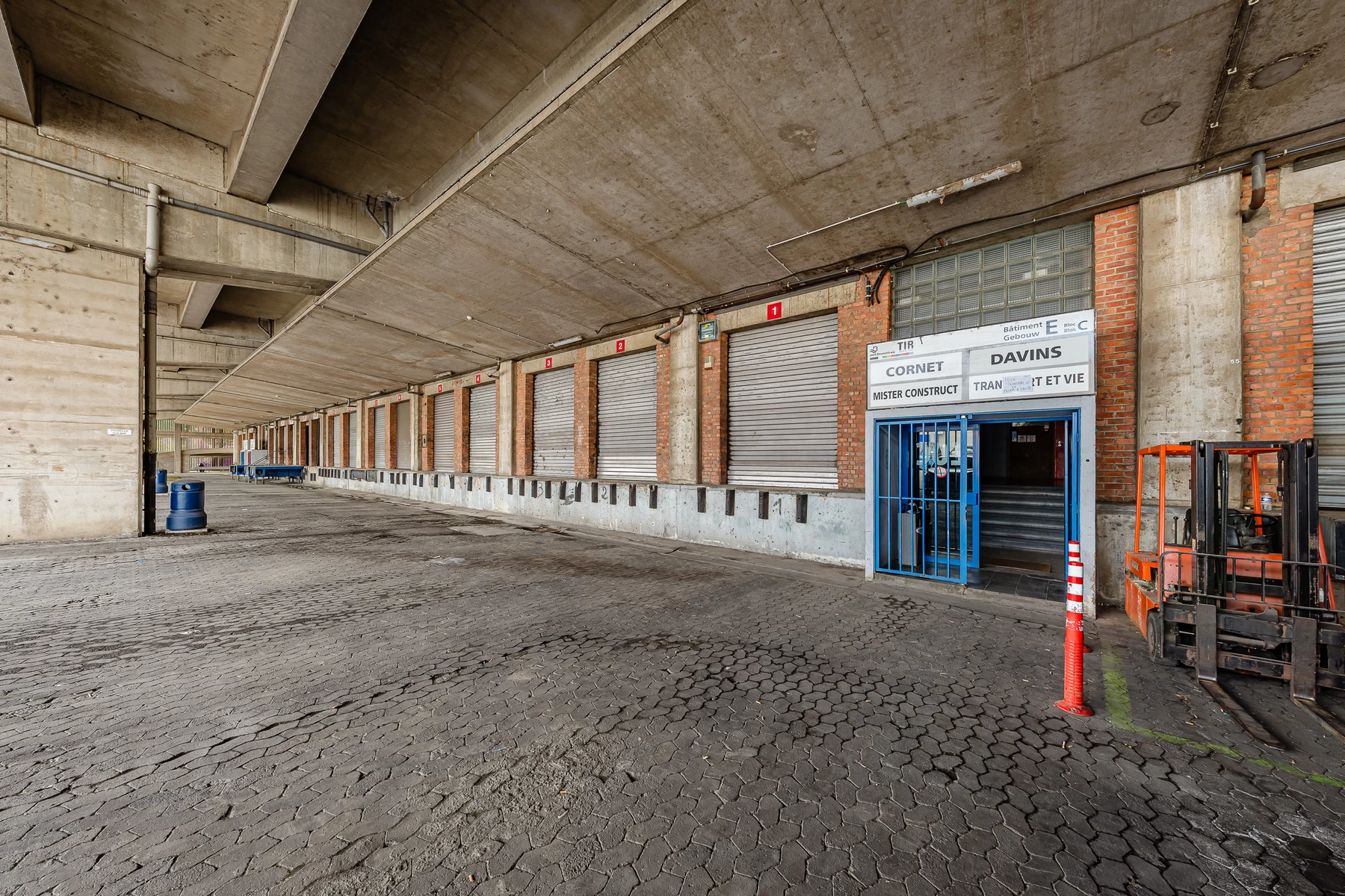 large quai de chargement et déchargement - espaces industriel bruxelles nord