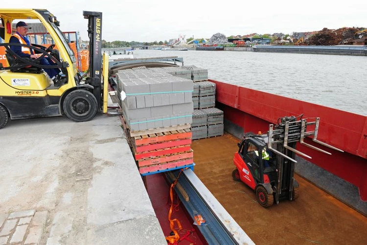Transport palettisé au port de Bruxelles pour alimenter les chantiers bruxellois