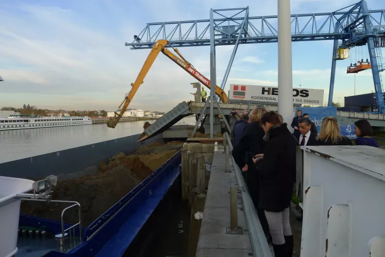 Docks Bruxsel a choisi la voie d’eau pour évacuer les terres de son chantier